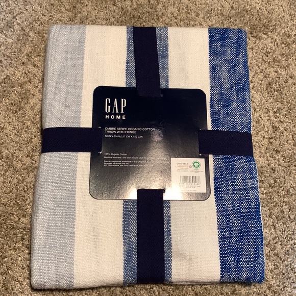 Gap throw blanket with fringes - Picture 2 of 2